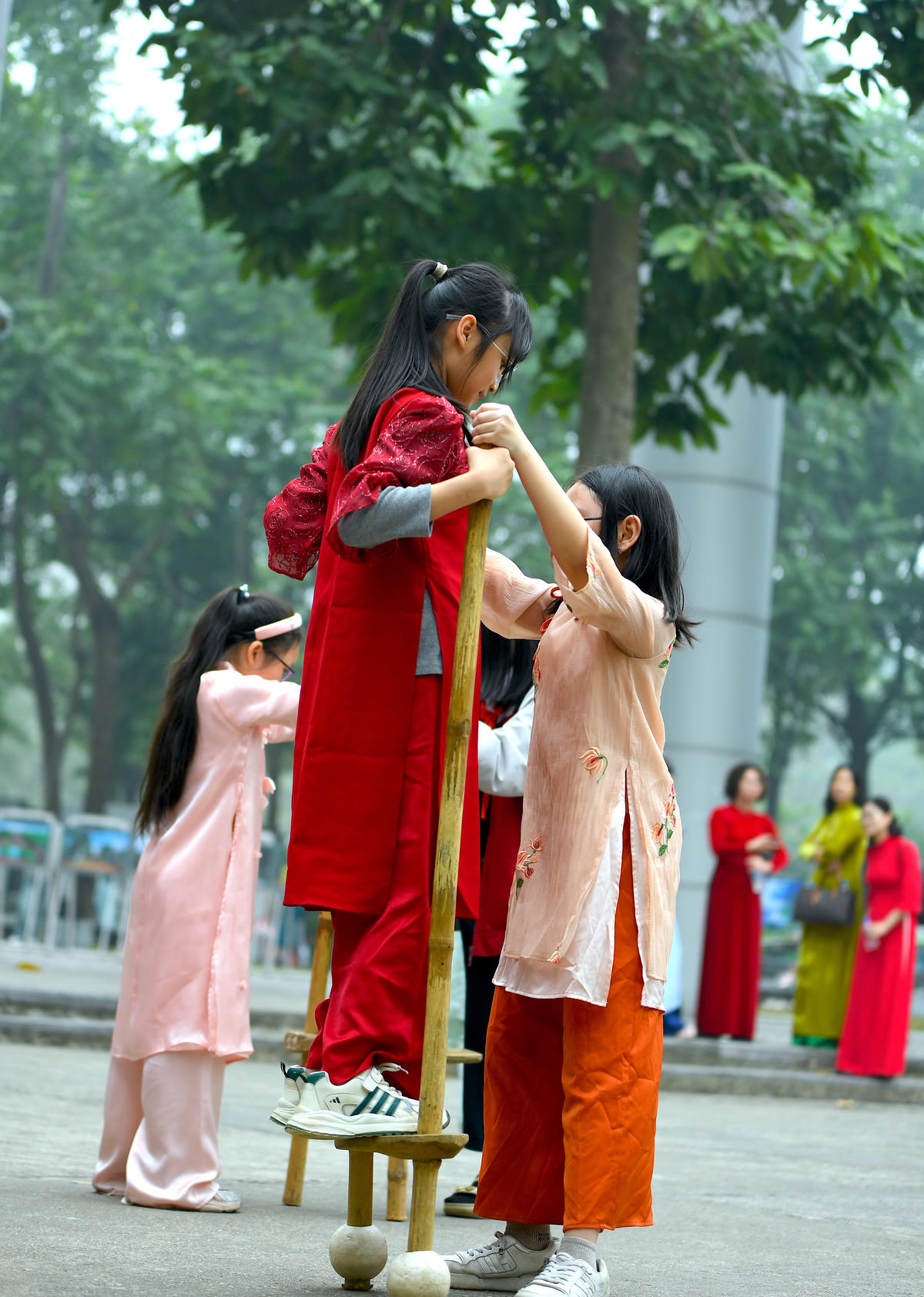 Không gian trải nghiệm trò chơi cà kheo thu hút các em nhỏ hào hứng tham gia, mang đến tiếng cười rộn ràng và tái hiện sinh động nét sinh hoạt dân gian quen thuộc trong ngày Tết cổ truyền. Ảnh: Phạm Sỹ..