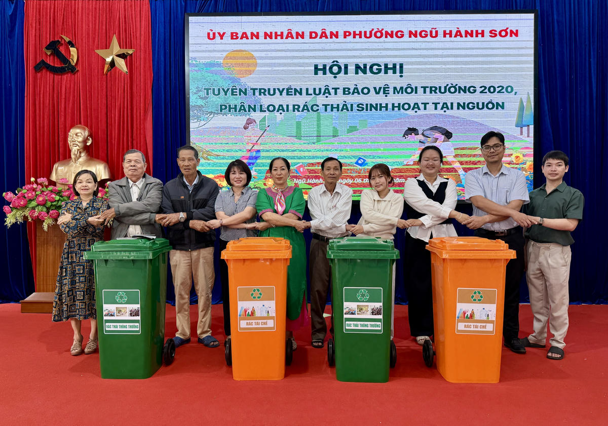 Đại diện các khu dân cư nhận thùng rác để bố trí tại các công viên, vườn dạo. Ảnh: Nguyễn Tú.