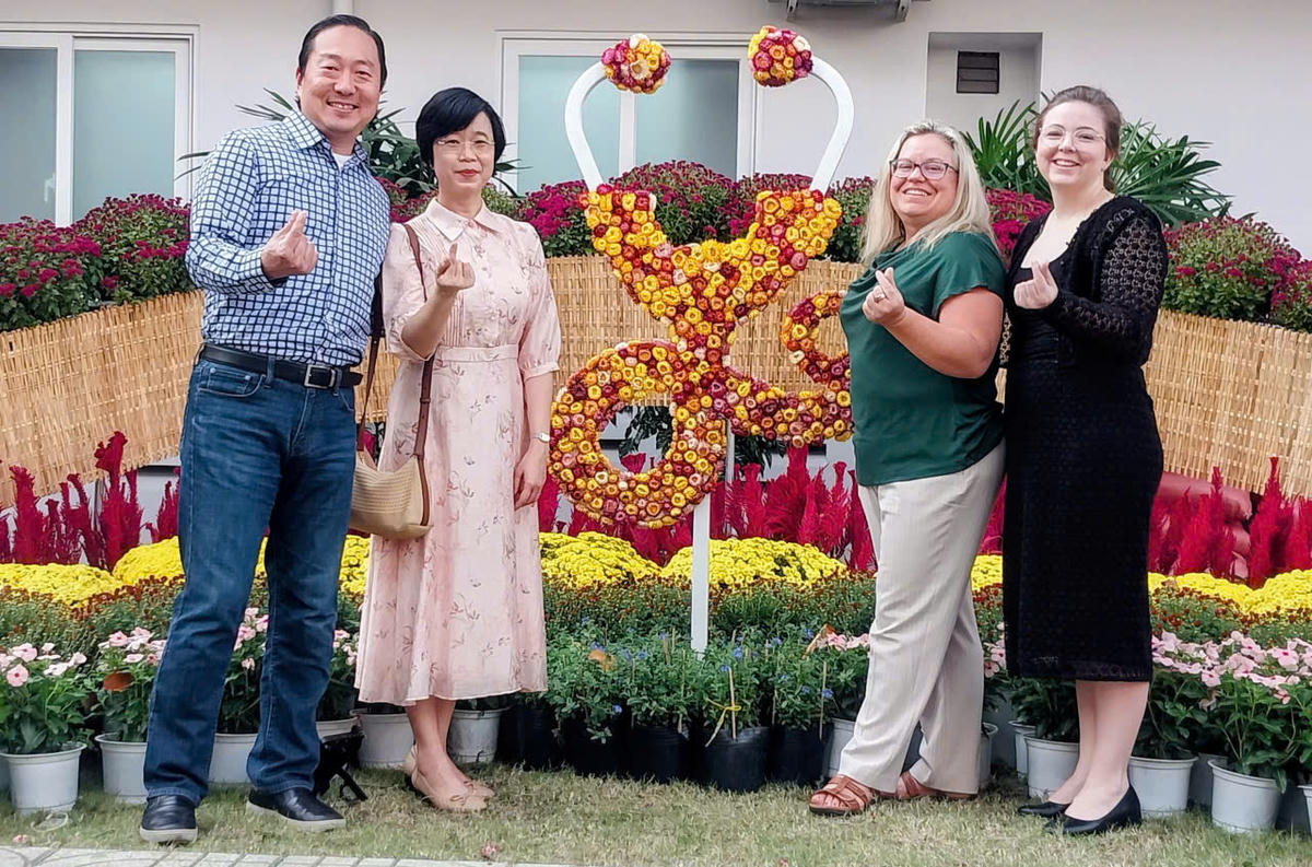 Đoàn bác sĩ Mỹ hào hứng "check in" đường hoa của Bệnh viện Chợ Rẫy. Ảnh: S.X