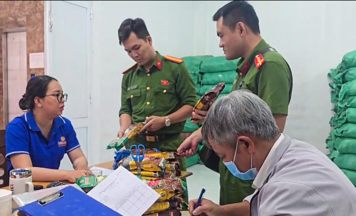 Phòng Cảnh sát kinh tế, Công an TP Đà Nẵng đồng loạt xuất kích, khám xét tại nhiều địa điểm - Ảnh: CV.