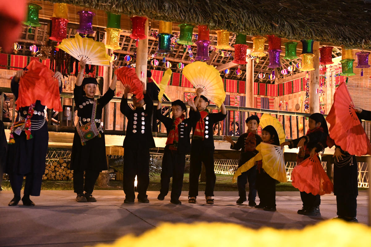 Không gian bản làng Thái Hải đến từ tỉnh Thái Nguyên hấp dẫn du khách. Ảnh: Phạm Sỹ.