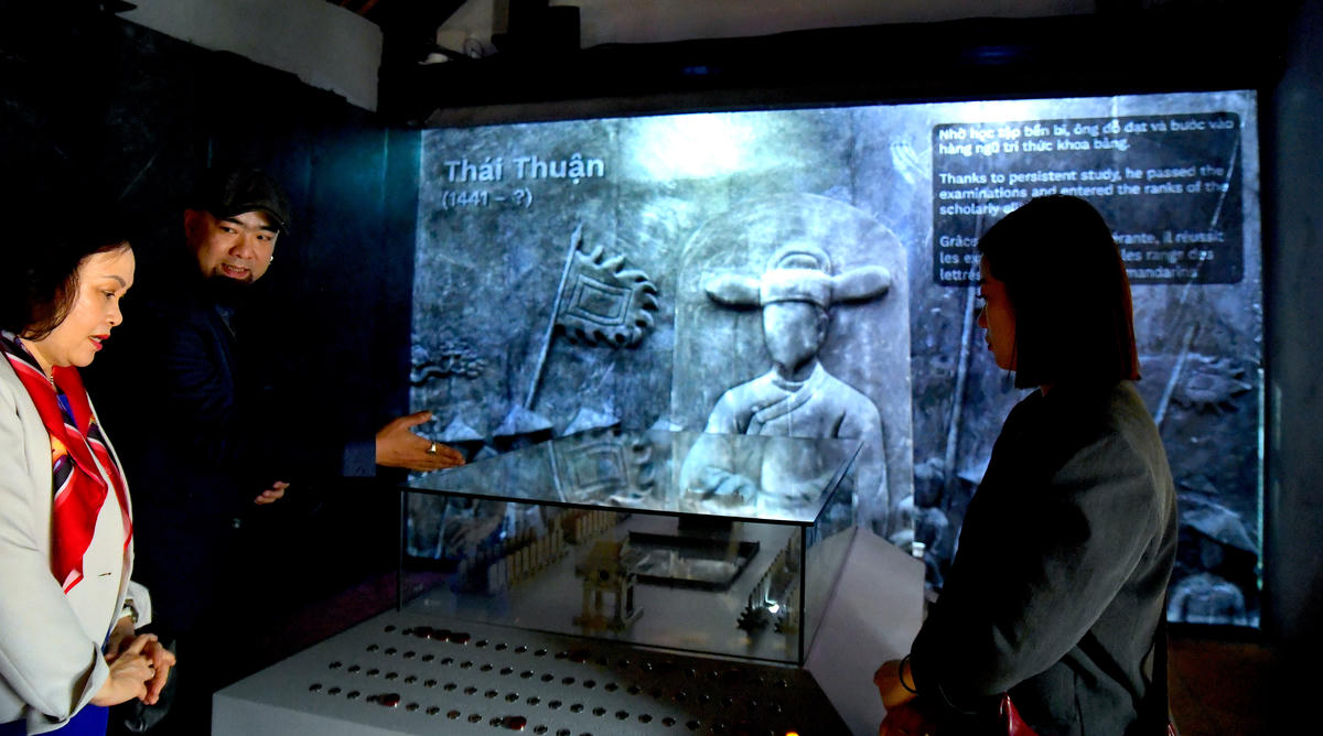 Song hành với hình thức trưng bày truyền thống, các giải pháp công nghệ số được ứng dụng nhằm tái hiện không gian di sản văn hóa vật thể và phi vật thể, mở ra cách tiếp cận mới mẻ đối với lịch sử khoa cử Việt Nam. Ảnh: Phạm Sỹ.