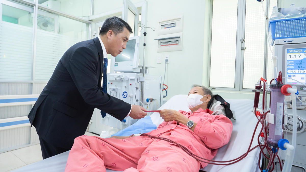 BSCK2 Phạm Thanh Việt - Phó Giám đốc Phụ trách, quản lý, điều hành Bệnh viện Chợ Rẫy đến tận giường bệnh thăm và tặng quà cho bệnh nhân. Ảnh: BV