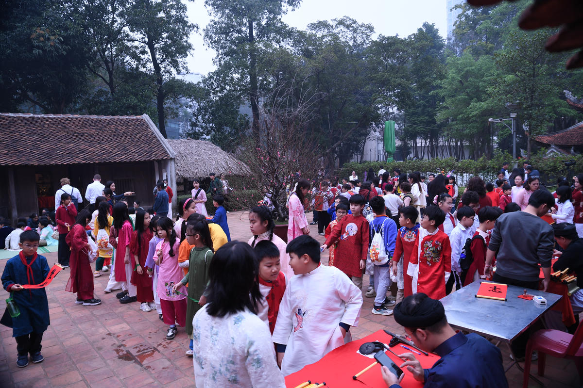 Không gian xuân truyền thống được tái hiện sinh động tại Bảo tàng Dân tộc học Việt Nam, thu hút đông đảo du khách, đặc biệt là các bạn trẻ. Ảnh: Phạm Sỹ..