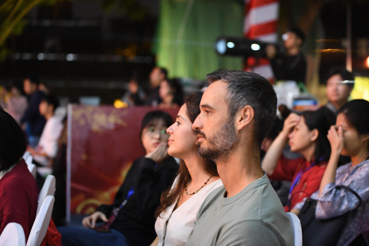 Du khách quốc tế say sưa theo dõi và thưởng thức những tiết mục nghệ thuật đặc sắc trong đêm khai mạc, thể hiện sức hút của không gian văn hóa Việt Nam đối với bạn bè quốc tế. Ảnh: Phạm Sỹ.
. 