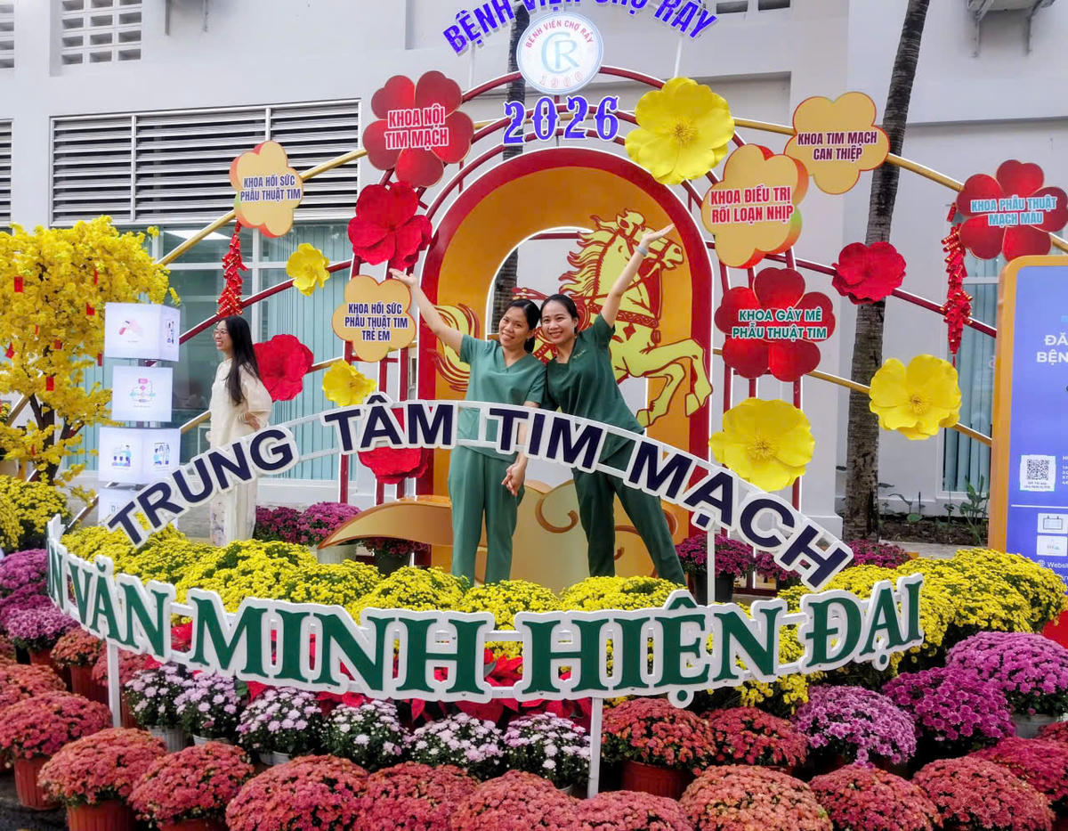 Đường hoa Tết Xuân Bính Ngọ 2026 tại Bệnh viện Chợ Rẫy là kết quả của sự chung tay, góp sức từ 71 khoa, phòng và đơn vị trực thuộc. Ảnh: S.X