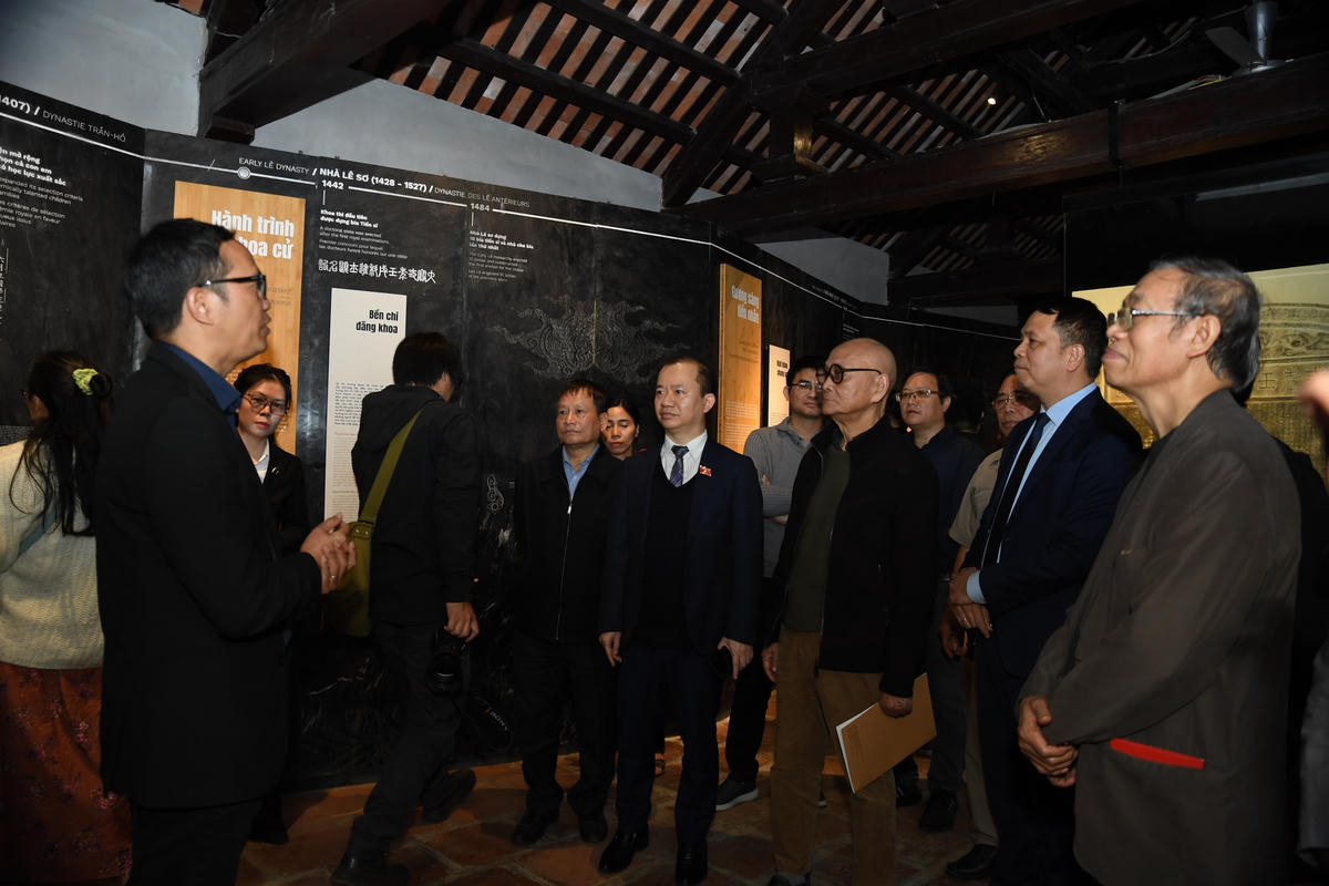 Không gian khai mạc trưng bày “Sử đá lưu danh” tại Văn Miếu – Quốc Tử Giám thu hút sự quan tâm của đông đảo đại biểu, giới nghiên cứu và công chúng, mở đầu chuỗi hoạt động văn hóa đầu xuân Bính Ngọ 2026. Ảnh: Phạm Sỹ.