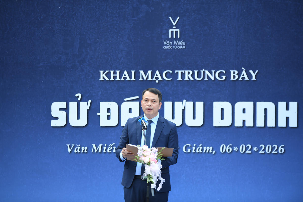 TS Lê Xuân Kiêu – Giám đốc Trung tâm HĐ VHKH Văn Miếu – Quốc Tử Giám cho biết: “Sử đá lưu danh” không chỉ đơn thuần là một trưng bày, mà còn là một hành trình thị giác và cảm xúc, tái hiện con đường dài đầy gian nan để tri thức được hun đúc, nhân tài được thử thách và tên tuổi các bậc hiền tài được khắc ghi vào đá, lưu danh cùng năm tháng. Từ những nét bút trên trang giấy đến những dòng chữ khắc sâu trên bia đá, trưng bày gửi đi một thông điệp xuyên thời gian: truyền thống hiếu học và trọng hiền tài chính là mạch nguồn bền bỉ nuôi dưỡng sức sống của văn hóa và tương lai dân tộc”. Ảnh: Phạm Sỹ.