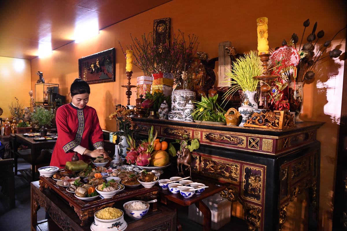 Không gian “Hương vị Tết” với mô hình gian nhà cổ 87 Mã Mây tái hiện các hoạt động văn hóa và ẩm thực Tết Hà Nội xưa. Ảnh: Phạm Sỹ.. 