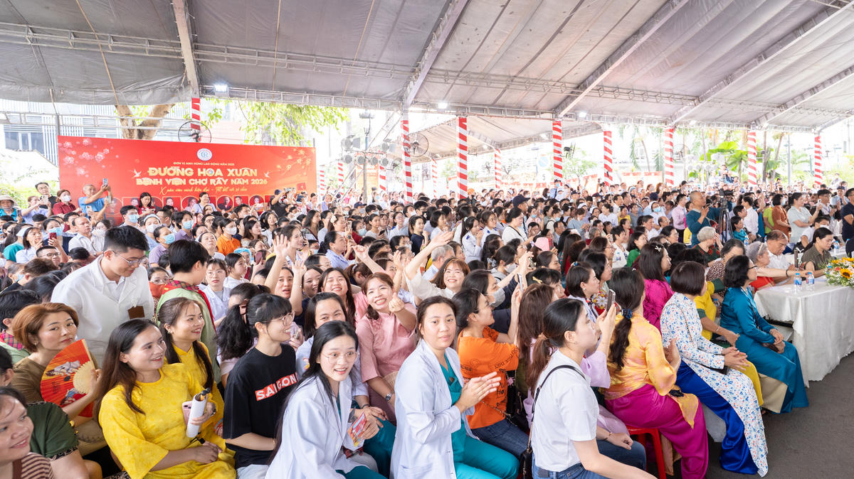 Chương trình khai mạc Đường hoa Xuân 2026 thu hút lượng y bác sĩ, nhân viên y tế, bệnh nhân và thân nhân người bệnh tham dự. Ảnh: BV