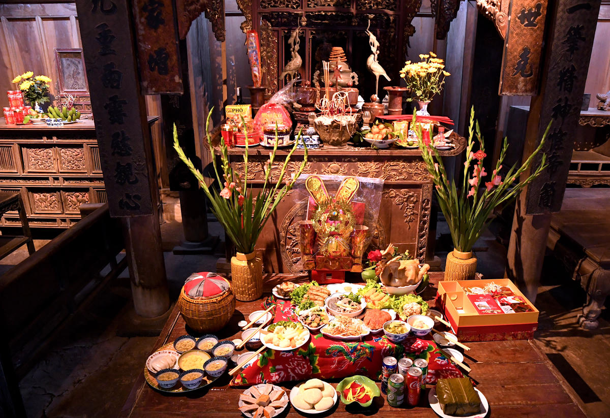 Mâm cơm cúng gia tiên ngày Tết của người dân vùng đồng bằng Bắc Bộ, với những món ăn truyền thống được chuẩn bị cẩn thận, thể hiện đạo lý uống nước nhớ nguồn và ước vọng về một năm mới ấm no, đủ đầy. Ảnh: Phạm Sỹ..