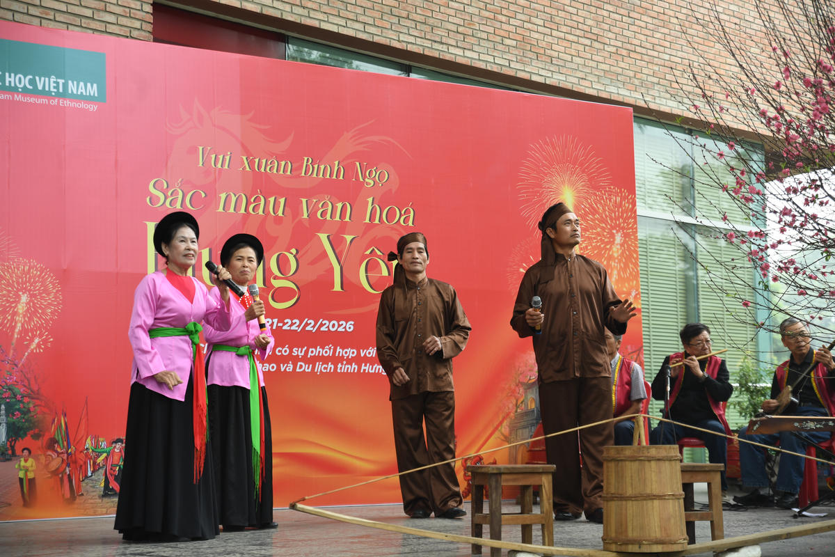 Hát trống quân Dạ Trạch vang lên mộc mạc, đối đáp duyên dáng, phản ánh đời sống tinh thần phong phú của cư dân vùng châu thổ sông Hồng. Ảnh: Phạm Sỹ.