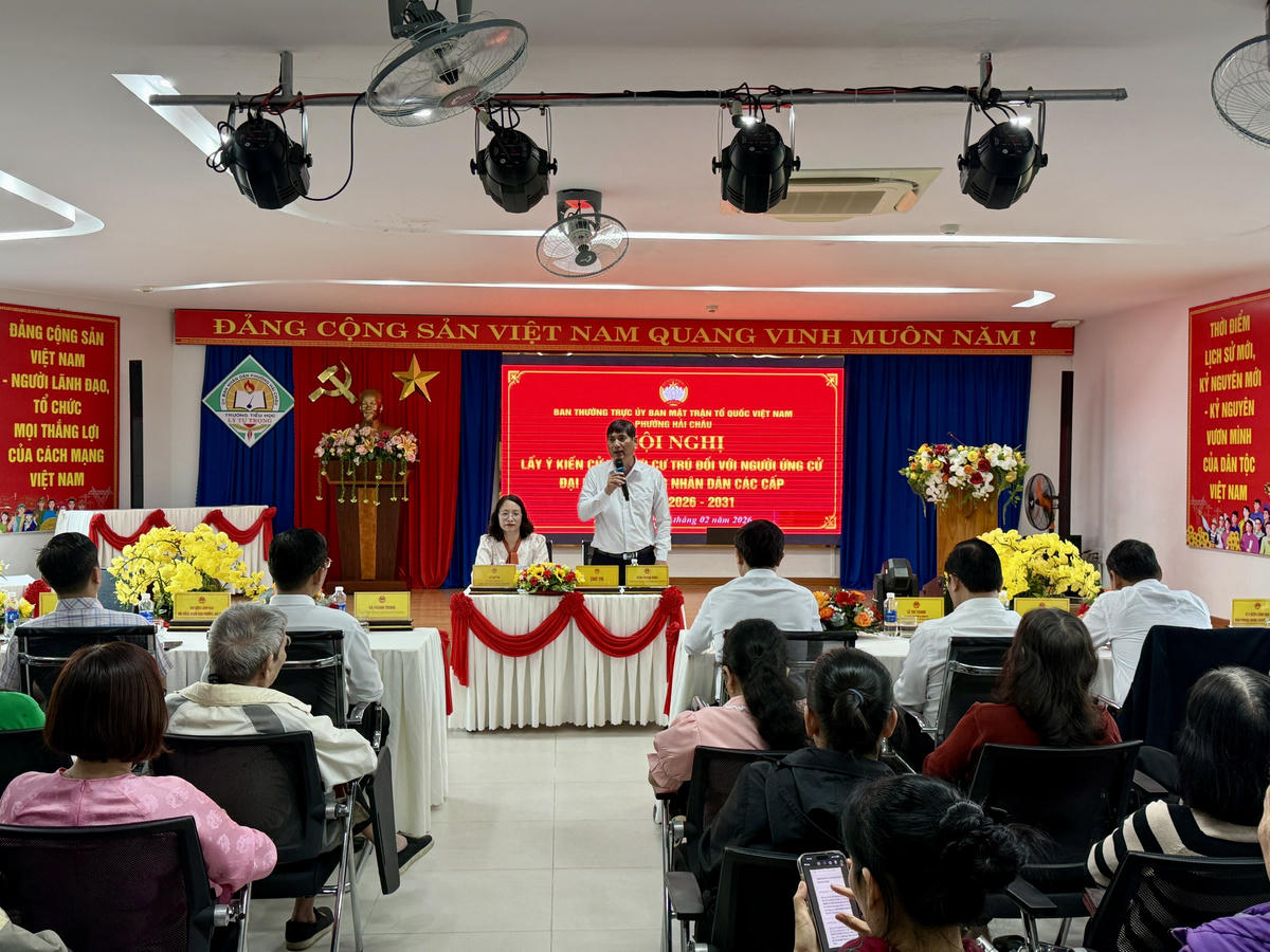 Ông Trần Thanh Bình, Chủ tịch Ủy ban Mặt trận Tổ quốc Việt Nam phường điều hành hội nghị. Ảnh: Nguyễn Tú.