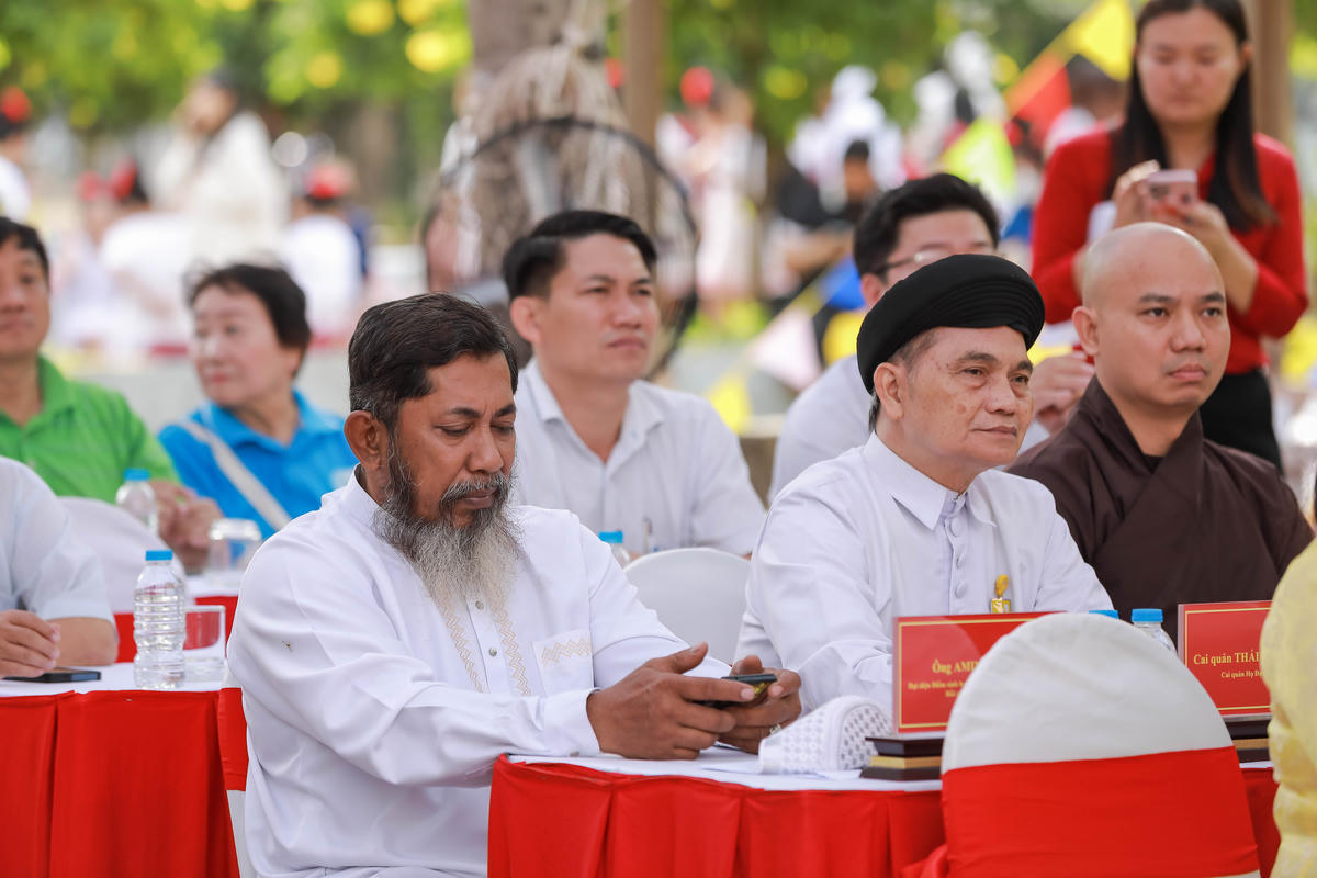 Lãnh đạo phường và các đại biểu dự Ngày hội “Mừng xuân Bính Ngọ – Mừng Đảng quang vinh”. Ảnh: Q.Đ.