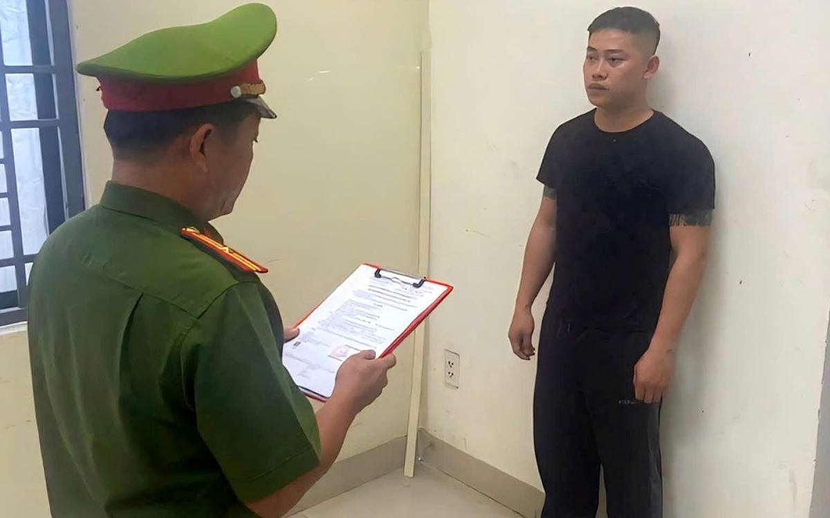 Lực lượng Công an TP Đà Nẵng đọc quyết định bắt đối tượng Hồ Văn Mỹ. Ảnh: CV.