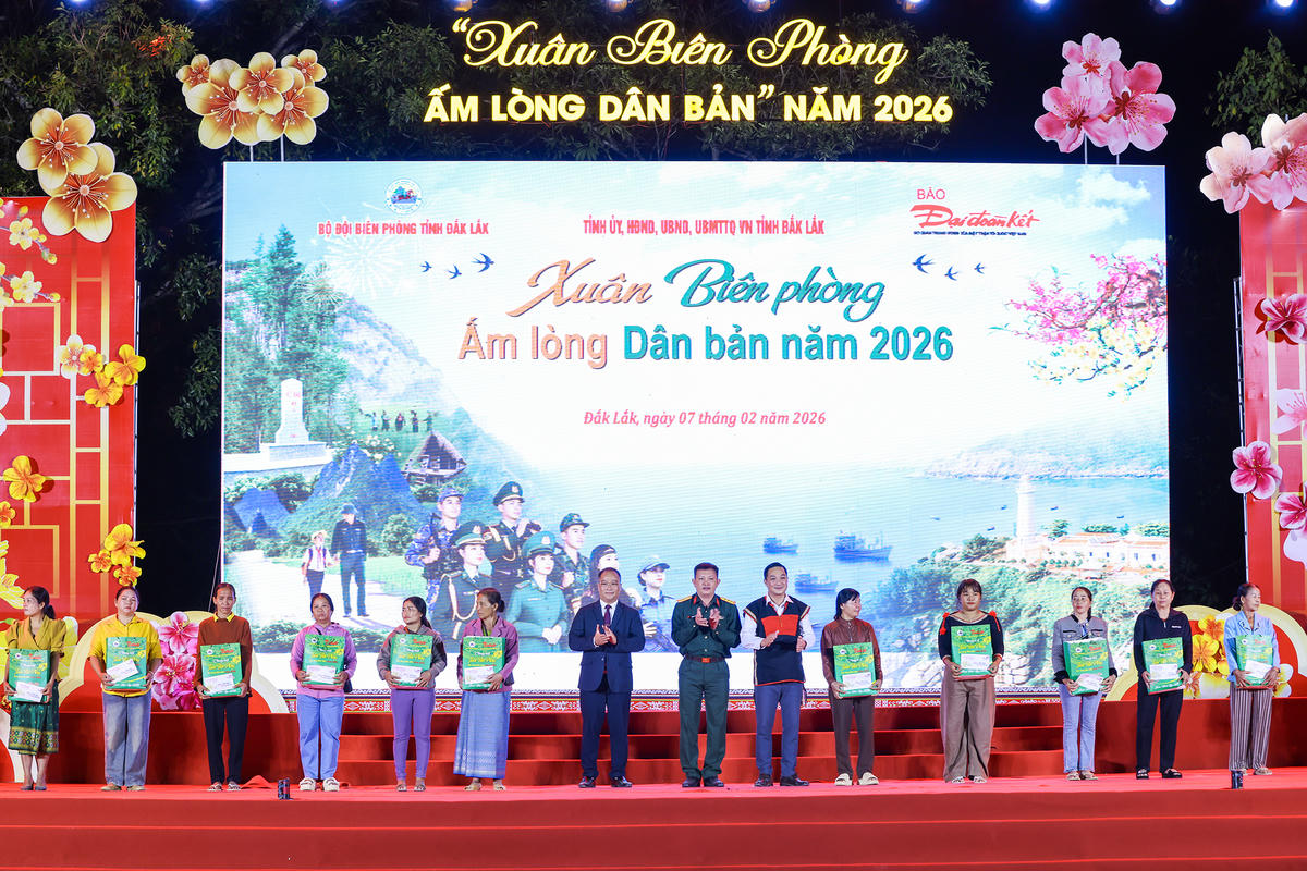 Ông Nguyễn Đăng Khang - Phó Tổng Biên tập, Trưởng Ban tổ chức Chương trình “Xuân Biên phòng - Ấm lòng dân bản” của Báo Đại đoàn kết tặng quà&nbsp;các gia đình chính sách, hộ gia đình có hoàn cảnh khó khăn. Ảnh: Quang Vinh.. 