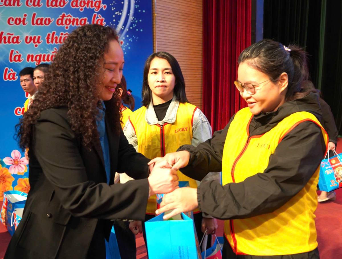 Người lao động phấn khởi nhận quà Tết từ tổ chức Công đoàn. Ảnh: PT.
