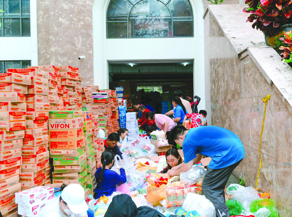   Người dân chuyển hàng cứu trợ đồng bào vùng lũ tại điểm tập kết của Ủy ban MTTQ Việt Nam TPHCM. Ảnh: Hồng Phúc.