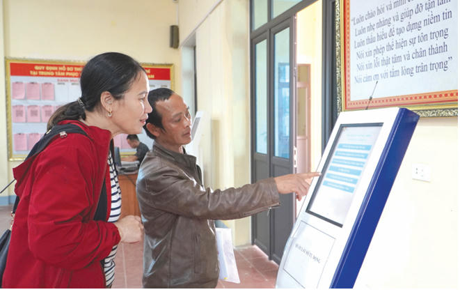 Người dân xã Cổ Đạm (tỉnh Hà Tĩnh) hài lòng với cung cách phục vụ, xử lý giao dịch của công chức thực thi công vụ của xã. Ảnh: Hạnh Nguyên.