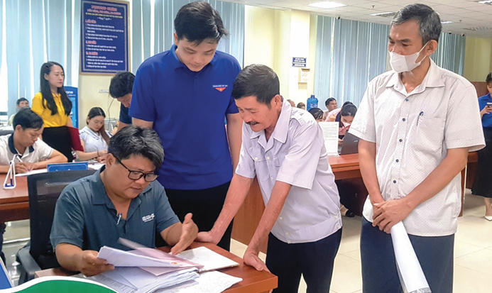 Trung tâm Hành chính công của “siêu” phường Hạc Thành (tỉnh Thanh Hoá) luôn trong tình trạng quá tải lượt người dân đến giao dịch. Ảnh: Nguyễn Chung.