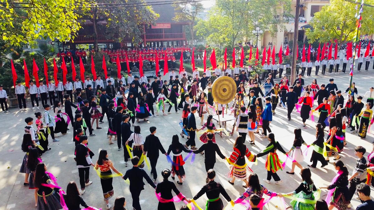 Trường Phổ thông vùng cao Việt Bắc bố trí xe ô tô đưa đón 100% học sinh về tới tận nhà. Ảnh: Anh Toán.