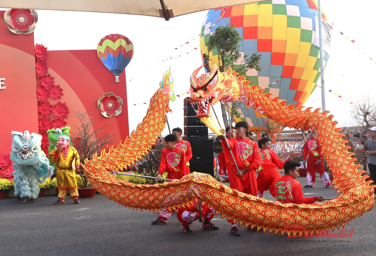 Một tiết mục văn hoá nghệ thuật đặc sắc tại lễ khai mạc lễ hội. Ảnh: Hồng Phúc.