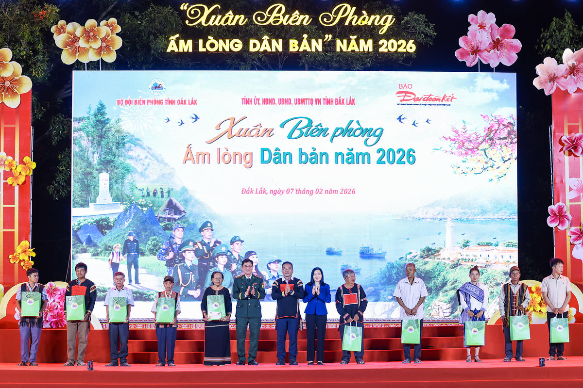 Đại diện lãnh đạo địa phương tặng quà Tết cho bà con nhân dân. Ảnh: Quang Vinh.