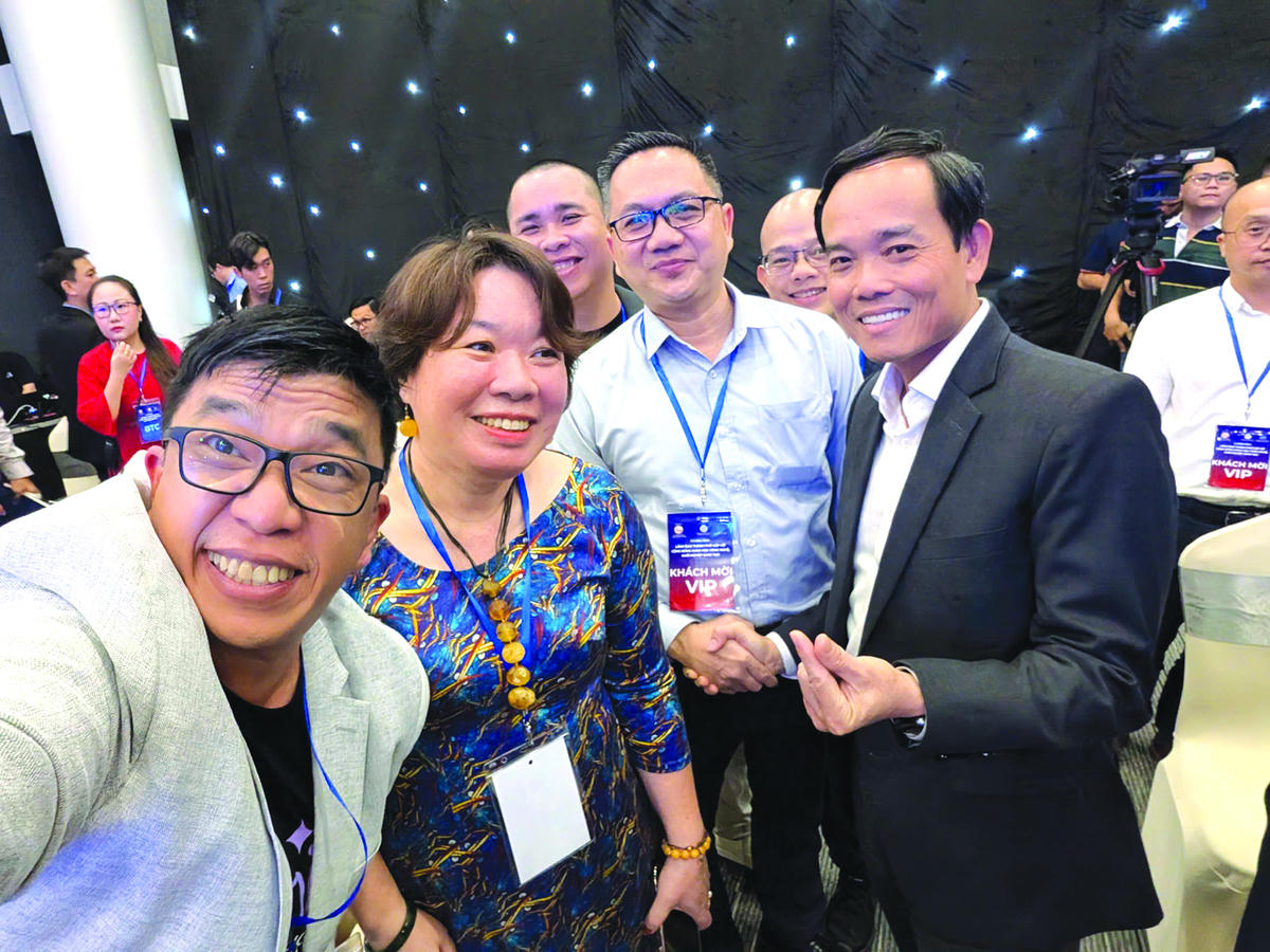 Bí thư Thành ủy TPHCM Trần Lưu Quang vui vẻ chụp ảnh trong cuộc gặp mặt.