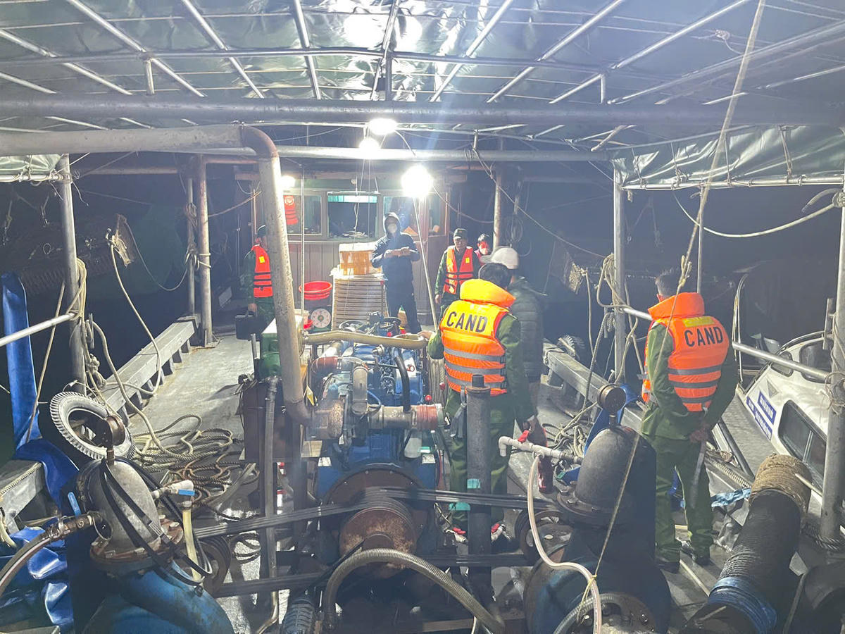 Chủ tàu lắp thêm máy bơm áp lực công suất lớn kết nối với hệ thống ống nhựa để sục, thổi xuống dưới đáy biển nhằm khai thác sá sùng. Ảnh: Biên phòng QN cung cấp.