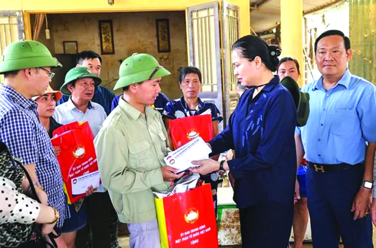 Phó Chủ tịch - Tổng Thư ký UBTƯ MTTQ Việt Nam Hà Thị Nga trao hỗ trợ cho nhân dân tỉnh Thái Nguyên khắc phục hậu quả do mưa lũ gây ra.
