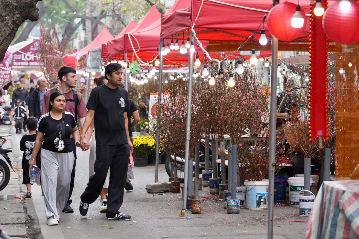 Chợ Hoa Xuân Phố cổ thu hút nhiều khách du lịch quốc tế đến tham quan và trải nghiệm không khí đón xuân tại Việt Nam. Ảnh: Quỳnh Anh.