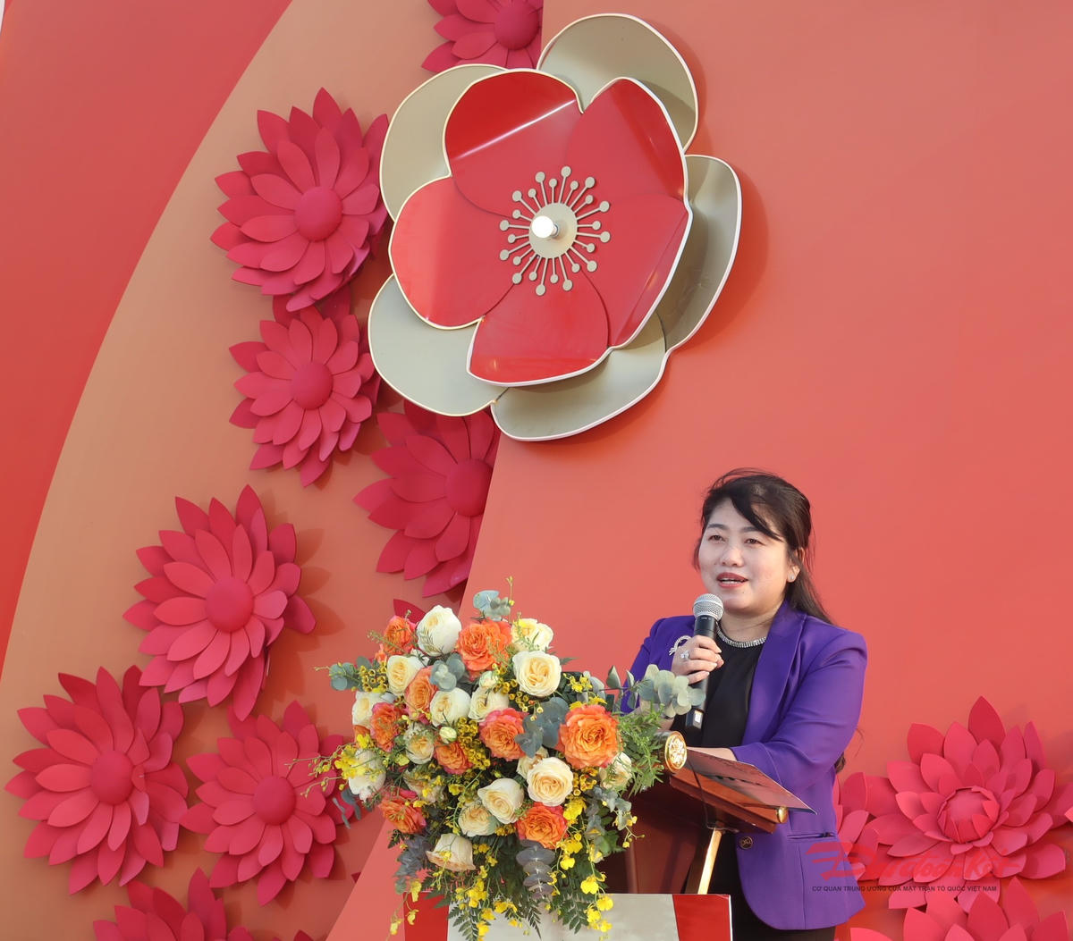 Bà Võ Thị Diễm Phượng, Phó Chủ tịch UBND xã Cần Giờ (TP Hồ Chí Minh) phát biểu khai mạc Lễ hội. Ảnh: Hồng Phúc.