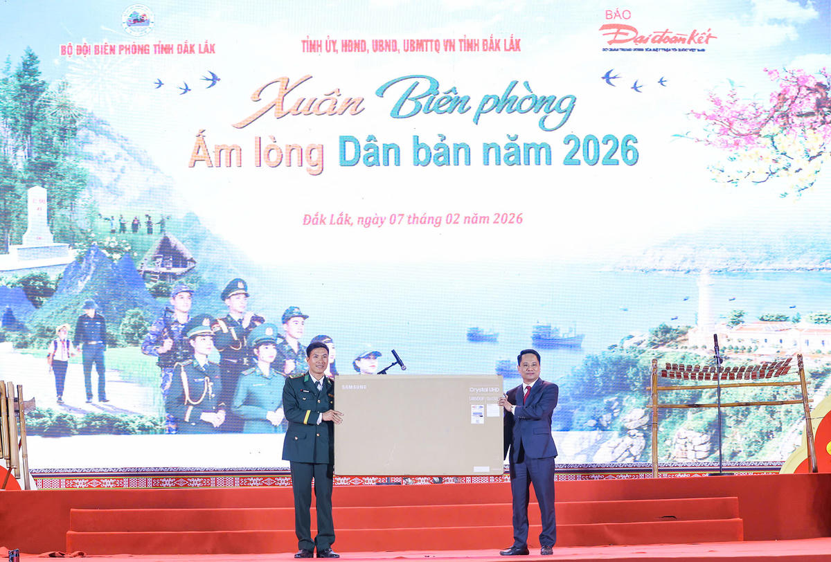 Tổng biên tập Báo Đại đoàn kết Trương Thành Trung tặng quà cho Đồn biên phòng Sê Rê Pốk. Ảnh: Quang Vinh.