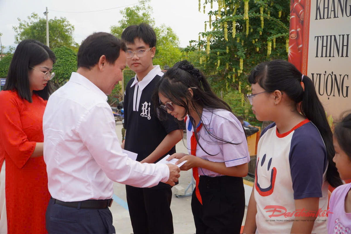 Dịp này, xã Long Sơn tặng 50 phần quà trị giá 1triệu đồng cho trẻ em có hoàn cảnh khó khăn và tặng 500 bánh tét cho người dân trên địa bàn. Ảnh: M.C