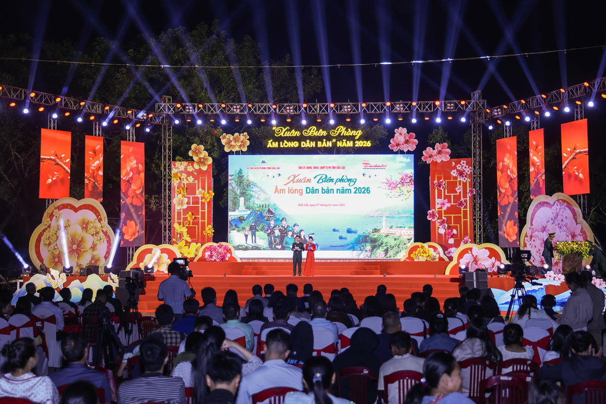 Đông đảo đại biểu và bà con nhân dân xã Biên giới Buôn Đôn tham dự Chương trình. Ảnh: Quang Vinh.