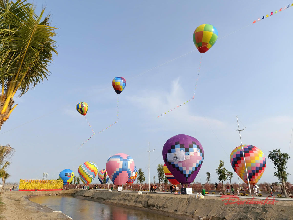 Lễ hội khinh khí cầu được tổ chức với quy mô lớn nhất tại Cần Giờ từ trước đến nay. Ảnh: Hồng Phúc.