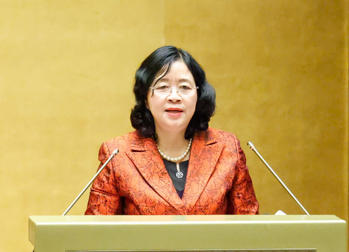  Bà Bùi Thị Minh Hoài - Ủy viên Bộ Chính trị, Bí thư Trung ương Đảng, Bí thư Đảng ủy MTTQ, các đoàn thể Trung ương, Chủ tịch UBTƯ MTTQ Việt Nam trình bày chuyên đề tại Hội nghị.