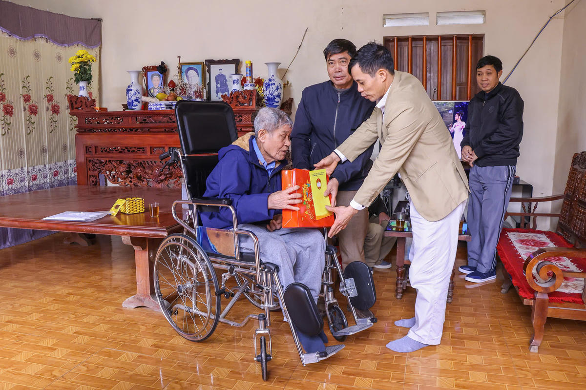 Đoàn công tác của Ủy ban MTTQ Việt Nam xã Minh Châu đến thăm, tặng quà&nbsp;gia đình chính sách tại&nbsp;thôn Chu Chàng. Ảnh: Quang Vinh.