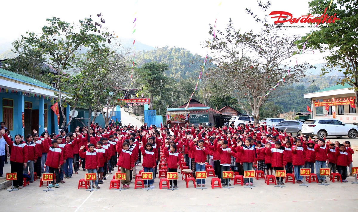 Trao tặng hơn 450 áo ấm cho học sinh vùng cao xã Chiêu Lưu