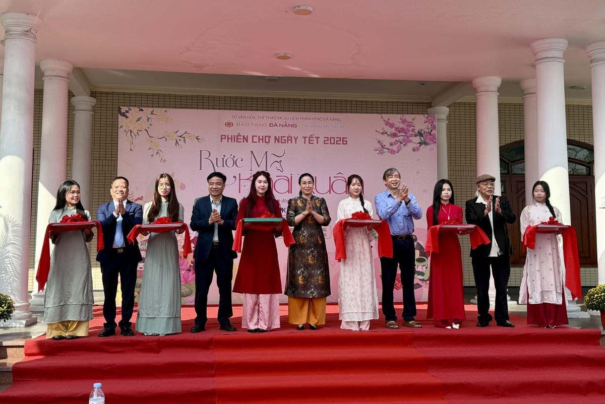 Bà Nguyễn Thị Anh Thi, Phó Chủ tịch UBND TP Đà Nẵng cùng các đại biểu khai mạc Phiên chợ ngày tết. Ảnh: Nguyễn Tú.