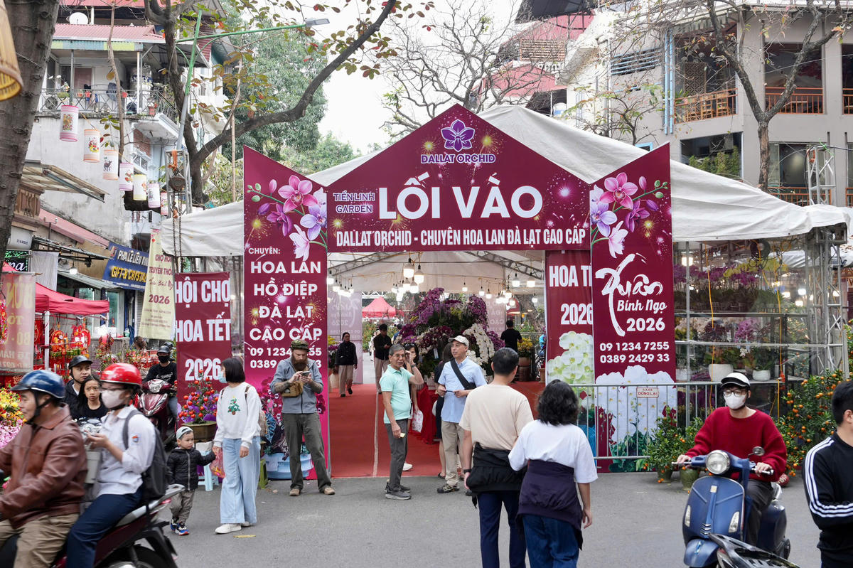 Lối vào chợ Hoa Xuân Phố Cổ 2026. Ảnh: Quỳnh Anh.