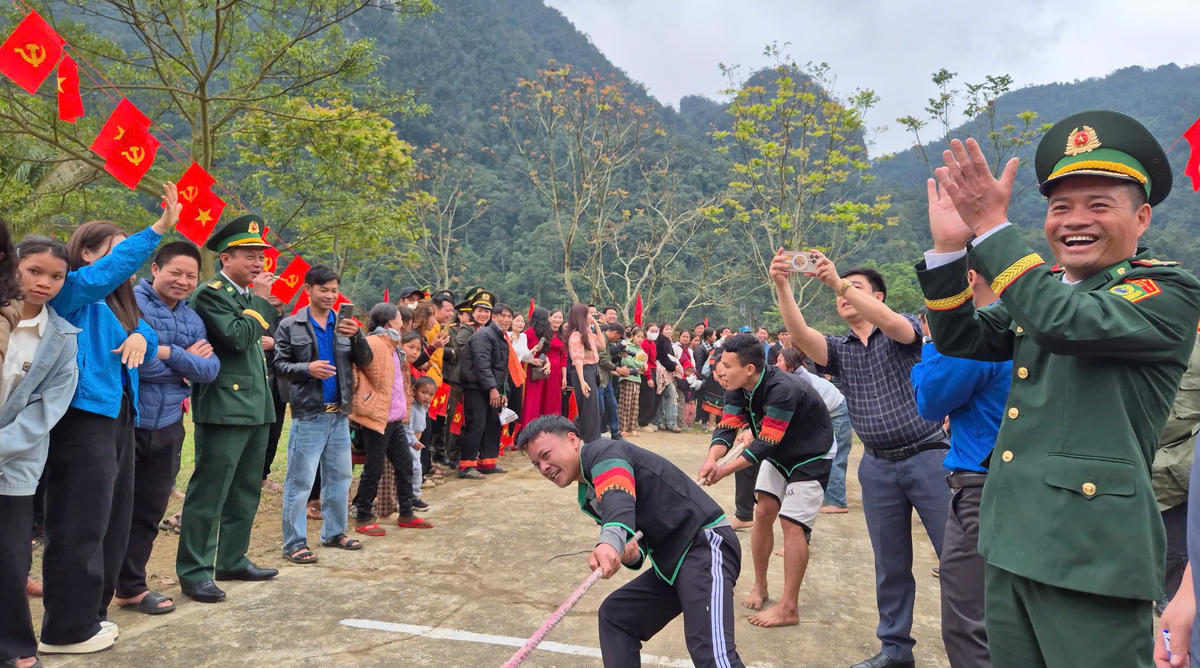 Chương trình là biểu hiện sinh động của tinh thần đoàn kết, gắn bó quân - dân, của mối quan hệ phối hợp nhịp nhàng, hiệu quả giữa lực lượng Bộ đội Biên phòng với các sở, ban ngành trong công tác an sinh xã hội, chăm lo đời sống nhân dân. Ảnh: BTC.