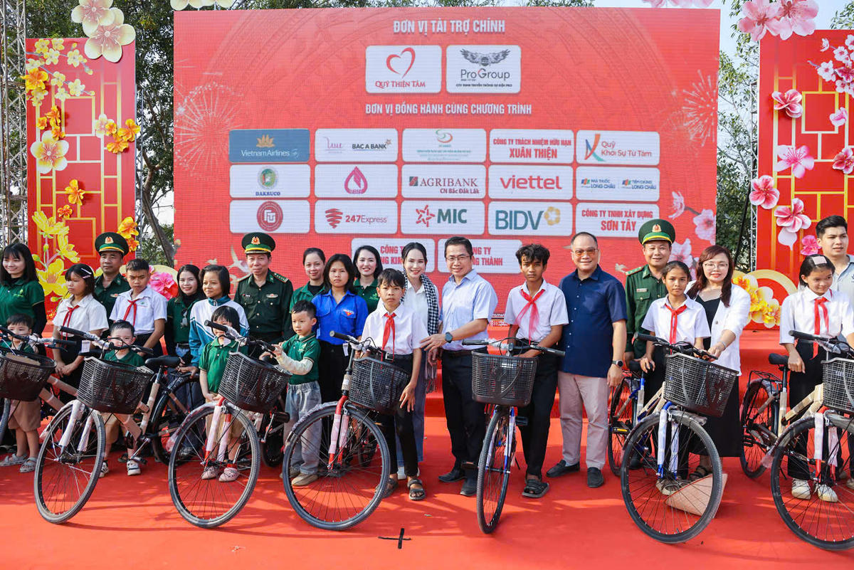 Ban tổ chức trao xe đạp cho học sinh nghèo. Ảnh: Quang Vinh.