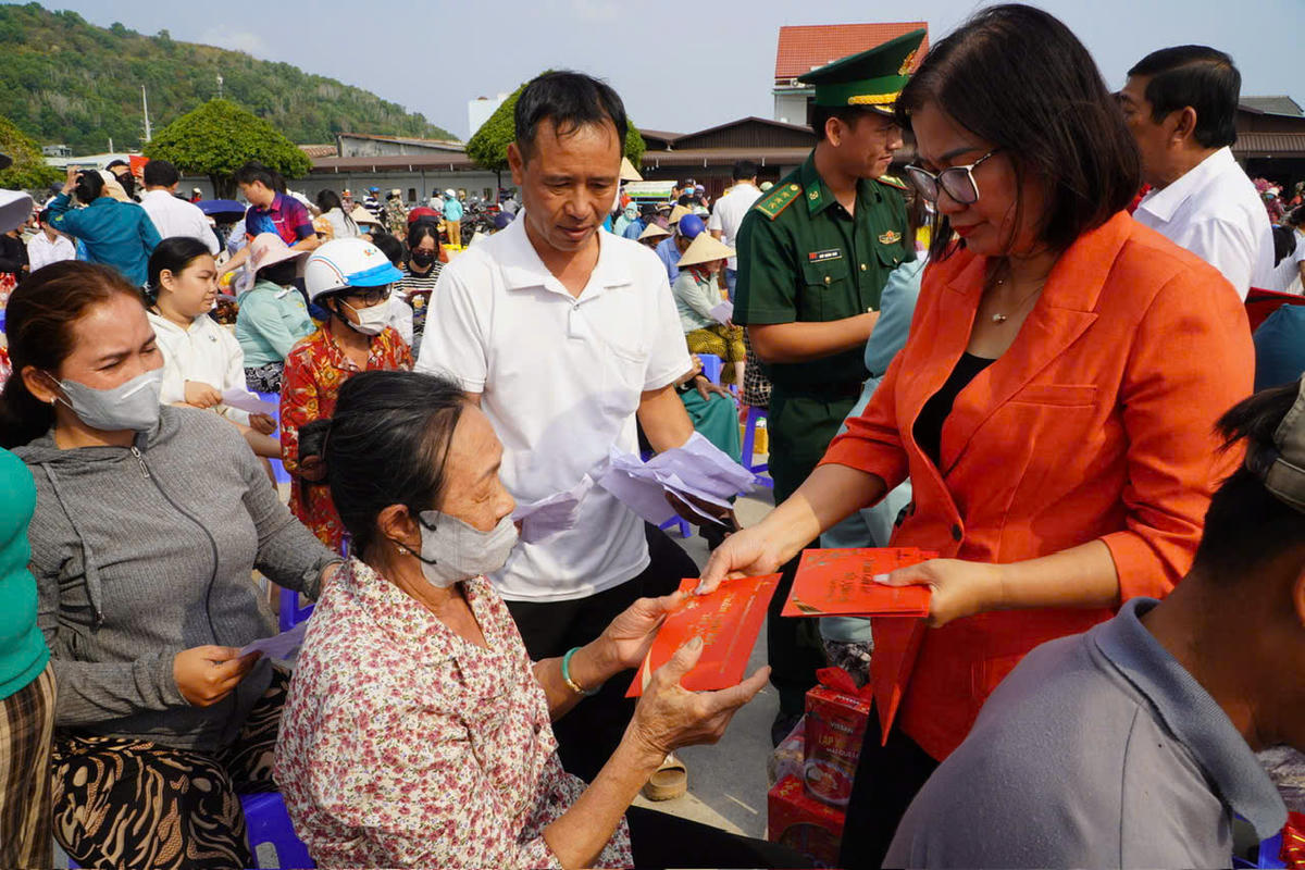 Thay mặt lãnh đạo xã Long Sơn, bà Bùi Thị Thu Hương - Phó Chủ tịch UBND xã Long Sơn tặng những phần quà ý nghĩa nhân dịp Tết cổ truyền cho người dân. Ảnh: M.C