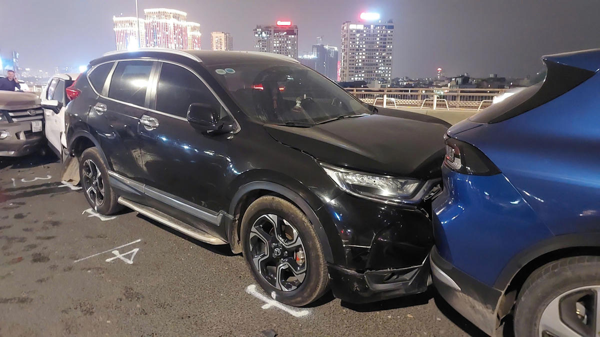 Hiện trường vụ tai nạn liên hoàn trên cầu Nhật Tân.