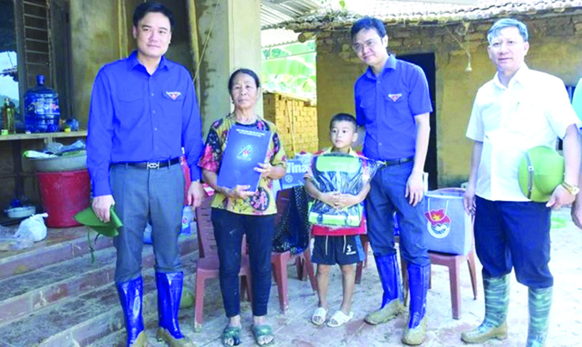 Ông Bùi Quang Huy - Ủy viên Trung ương Đảng, Phó Chủ tịch Ủy ban Trung ương MTTQ Việt Nam, Bí thư thứ nhất Trung ương Đoàn TNCS Hồ Chí Minh trao quà cho người dân bị ảnh hưởng bởi bão lũ tại tỉnh Bắc Ninh.