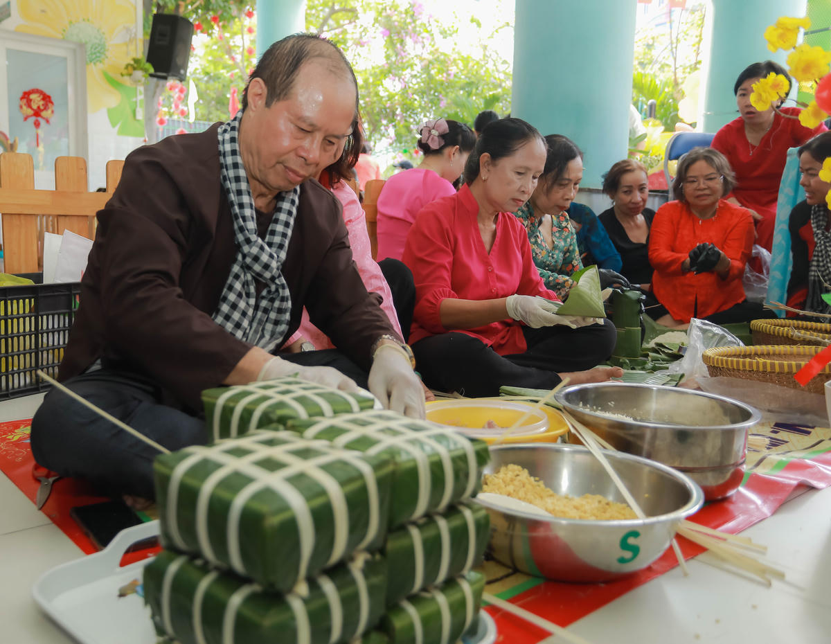 Hội thi gói bánh chưng là một trong các tiết mục đặc sắc của Ngày hội. Ảnh: Q.Đ.
