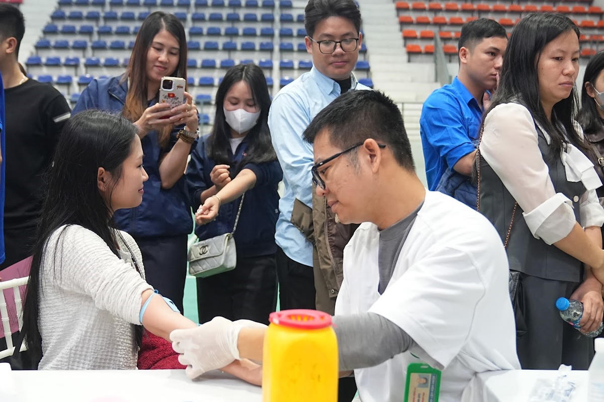 Người dân tích cực tham gia hiến máu tại buổi lễ