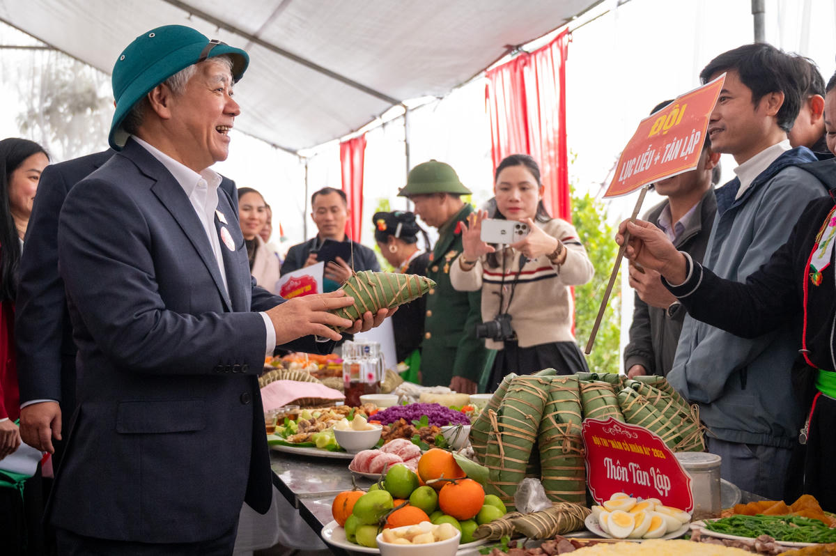 Phó Chủ tịch Thường trực Quốc hội Đỗ Văn Chiến và các đại biểu tham quan gian hàng