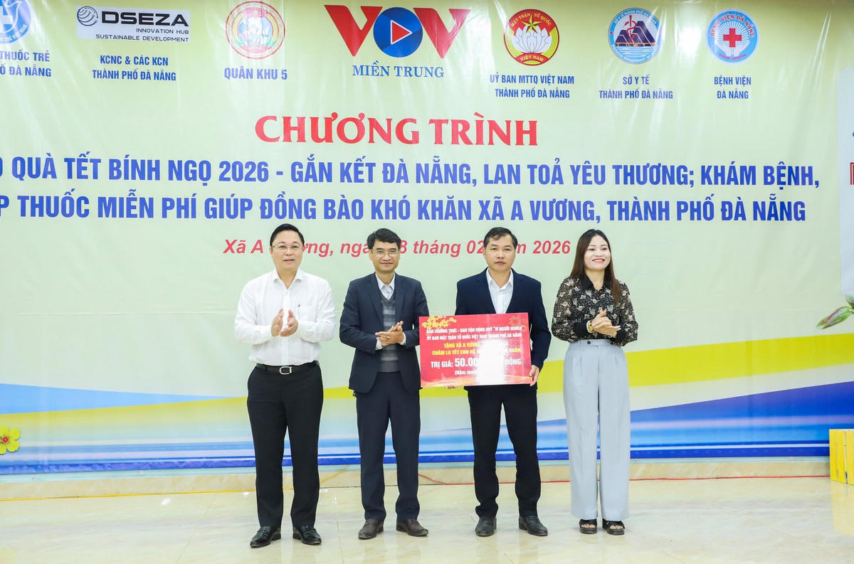 Chủ tịch Ủy ban MTTQ Việt Nam TP Đà Nẵng Lê Trí Thanh (bên trái) trao 50 triệu đồng Quỹ Vì người nghèo thành phố hỗ trợ xã A Vương chăm lo Tết cho người dân. Ảnh: CV.